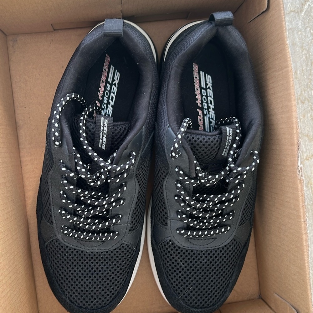 Skechers sneakers size 7. Worn one. In pretty good condition.